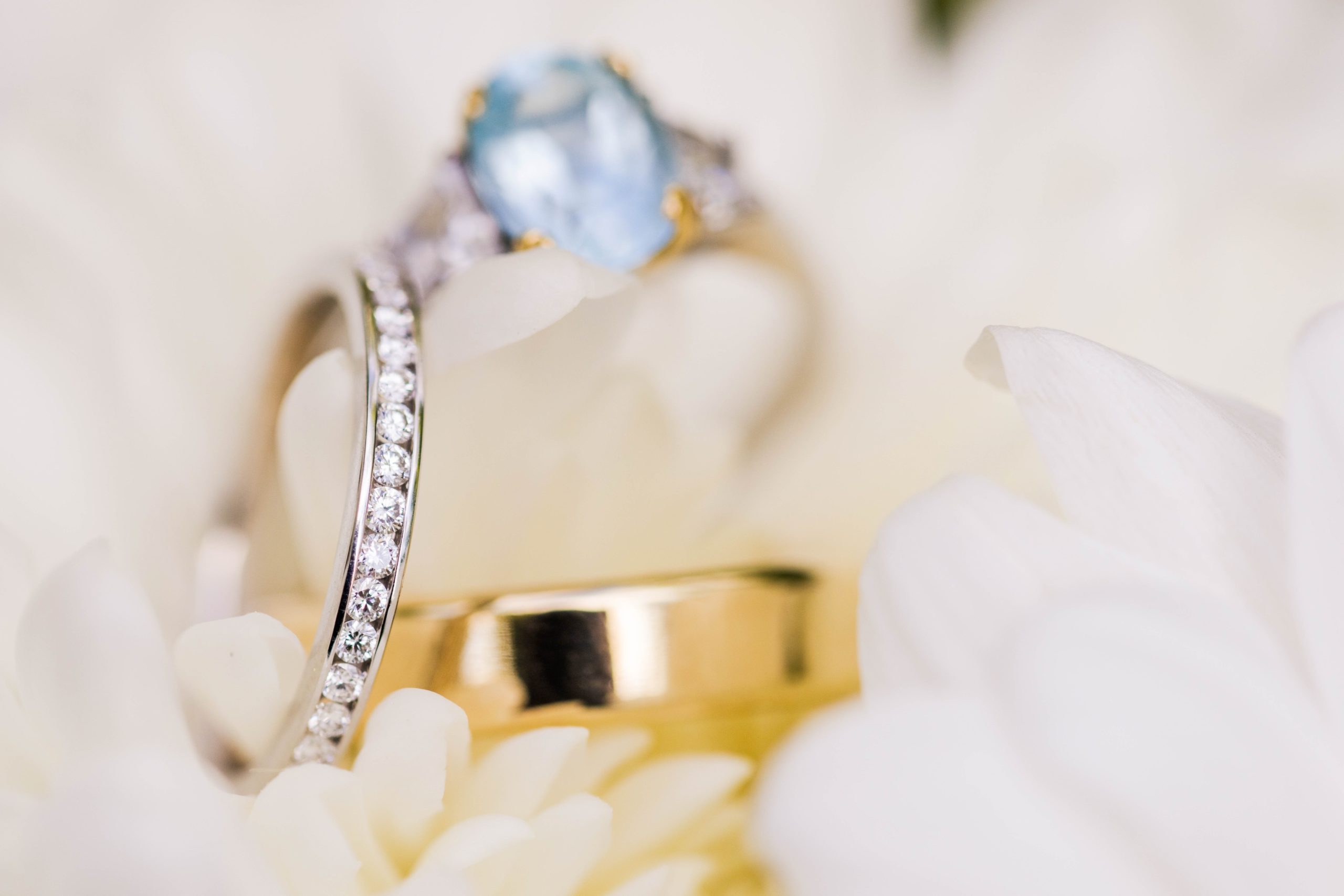 Detailed photos of the 3 wedding rings in the bridal bouquet.